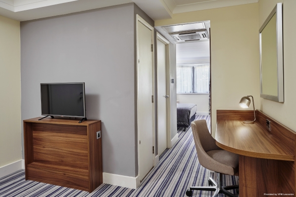 JCT.32 Holiday Inn CARDIFF - NORTH M4
